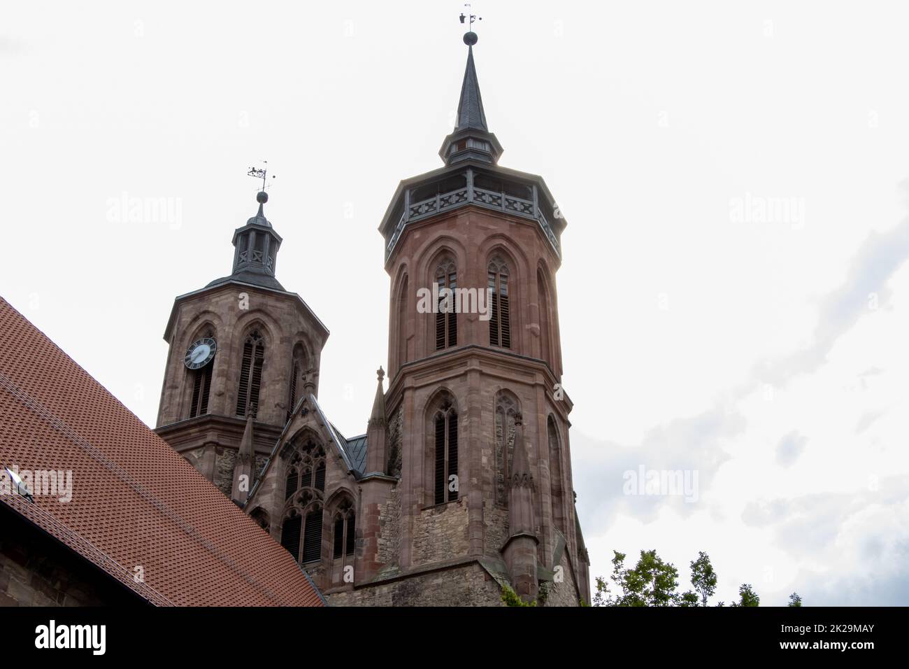 Das St. Die Johanniskirche in der Altstadt von GÃ¶ttingen in Niedersachsen ist eine gotische Kirche aus dem 14.. Jahrhundert mit drei Schiffen. Mit seinen Türmen, die aus der Ferne sichtbar sind, ist es eines der Wahrzeichen der Stadt. Ihr Schutzpatron ist Johannes der Täufer. Stockfoto