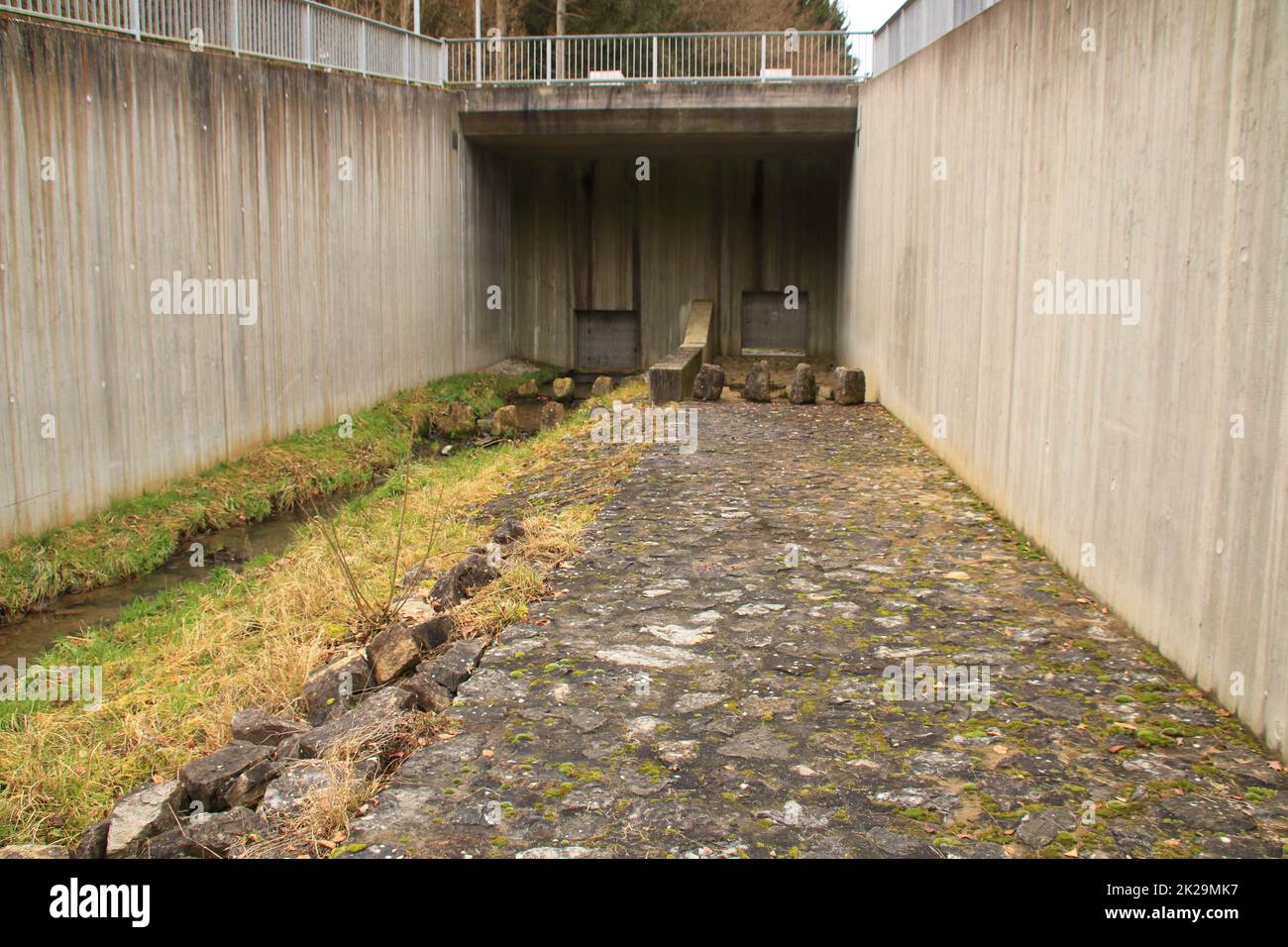 Abfluss eines Hochwasserschutzwerks in der Nähe von Rutesheim Stockfoto