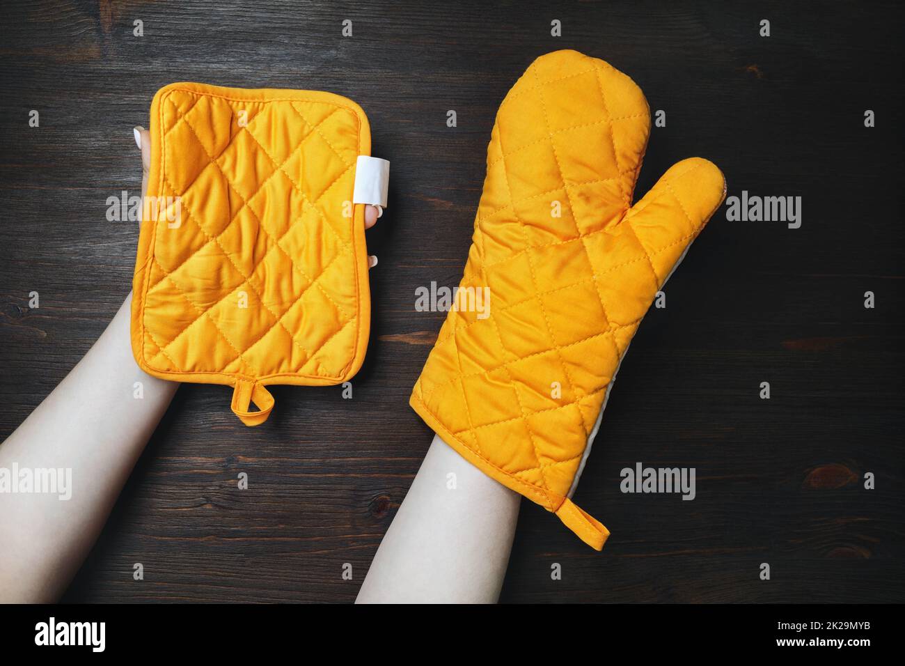 Kochhandschuhe und Topflader Stockfoto