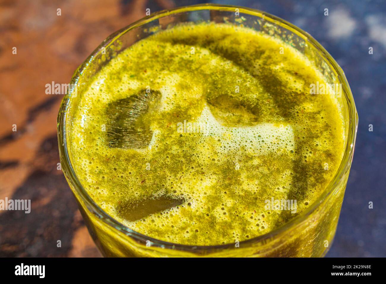 Grüner, gesunder Smoothie mit Gemüse-Fruchtsalat Grün im Glas. Stockfoto