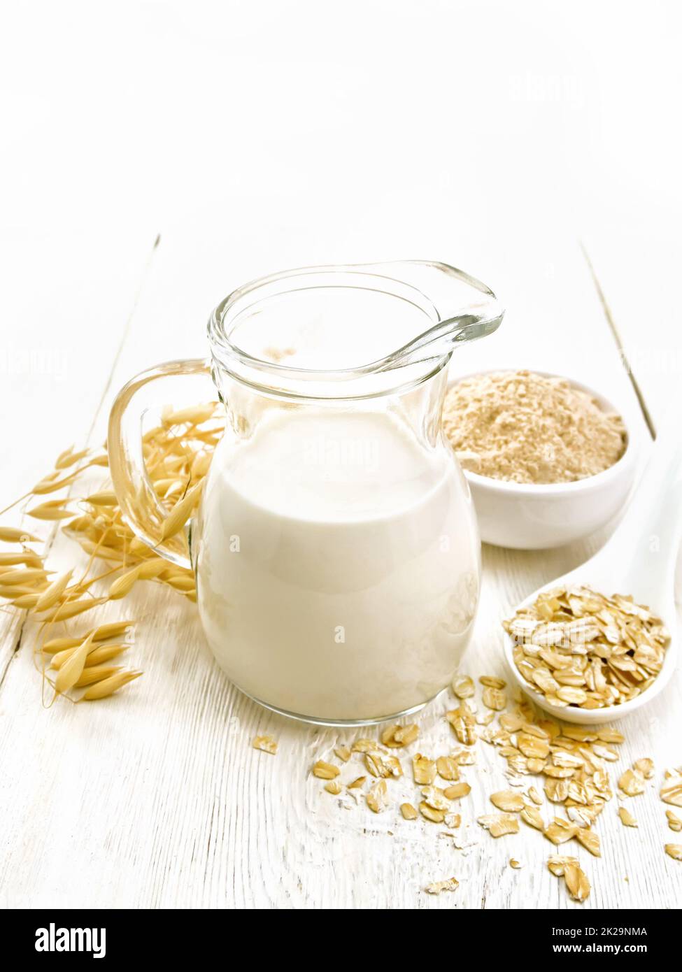 Haferflocken in Kännchen auf dem Whiteboard Stockfoto