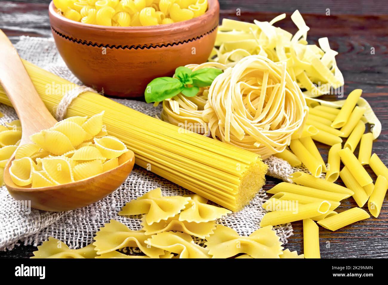 Pasta anders mit Basilikum an Bord Stockfoto