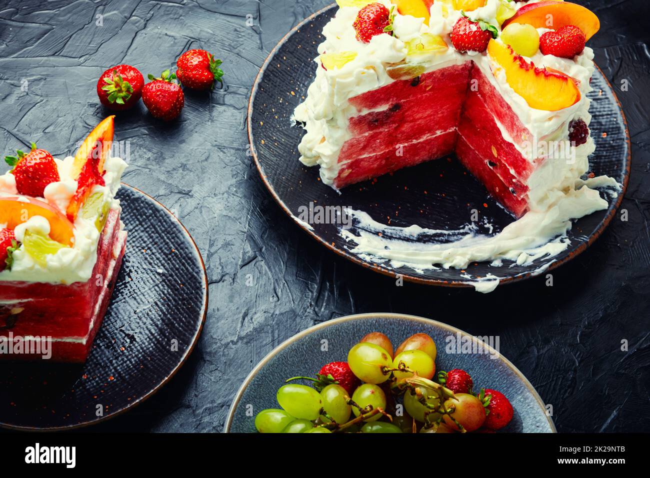 Kuchen mit Wassermelone mit Beeren und Obst. Stockfoto