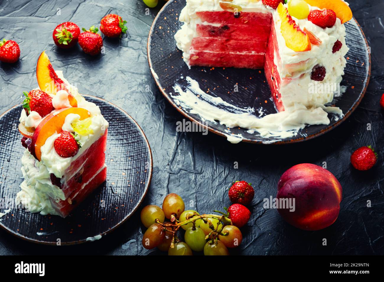 Kuchen mit Wassermelone mit Beeren und Obst. Stockfoto