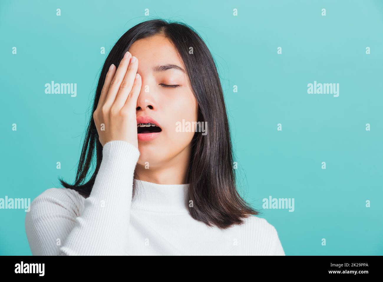 Portrait weiblich gelangweilt gähnend müde Abdeckung Mund mit der Hand Stockfoto
