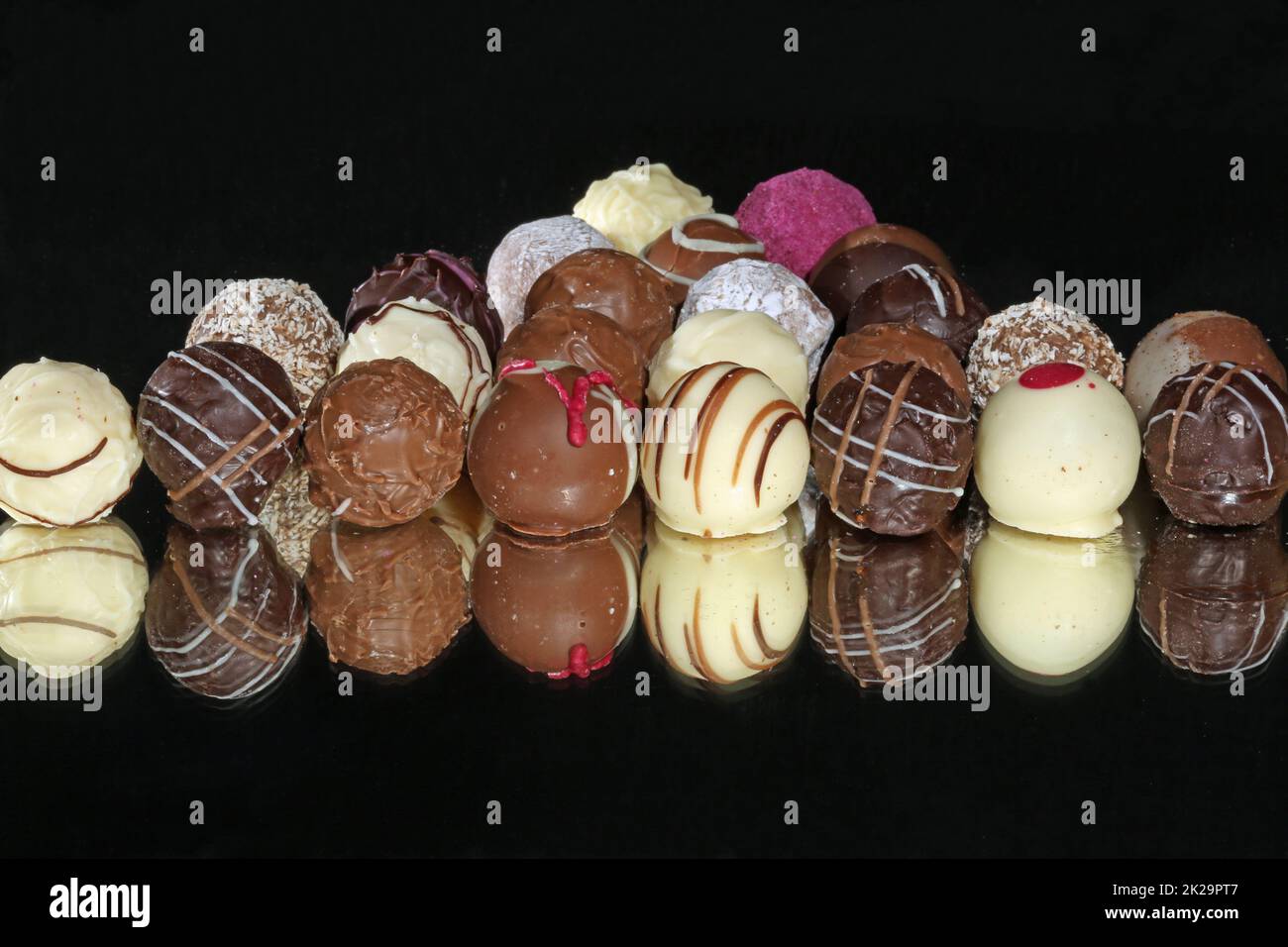 Dunkle und weiße Schokoladenbonbons Stockfoto