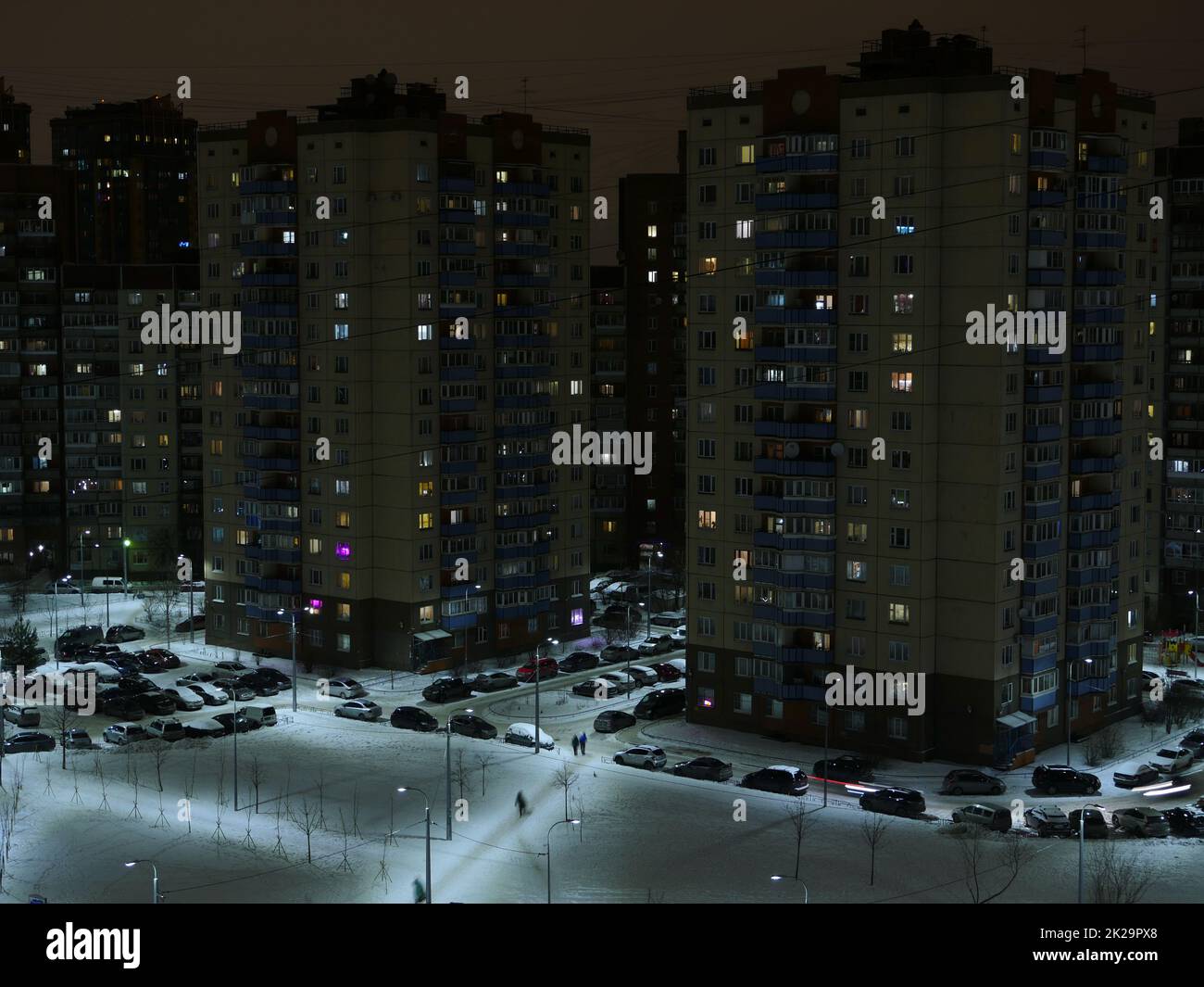 Die Stadt bei Nacht im Winter ist an, und die Fenster sind beleuchtet Stockfoto