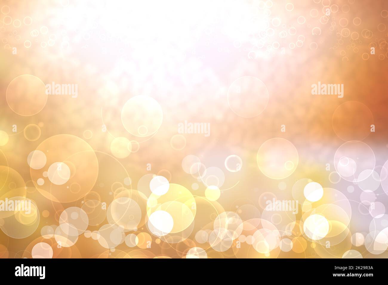 Hallo Frühlingsgeschichte. Abstrakte helle Frühlings - oder Sommerlandschaft mit natürlichen goldgelben Bokeh-Lichtern und Sonne . Im Frühling oder Sommer mit Kopierbereich. Kartenkonzept. Stockfoto