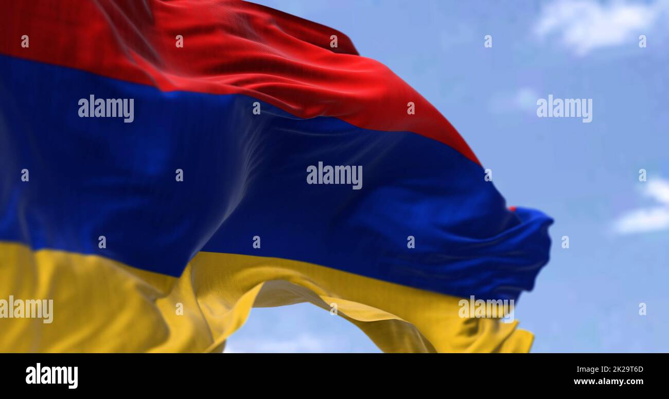 Detail der Nationalflagge Armeniens, die an einem klaren Tag im Wind winkt Stockfoto