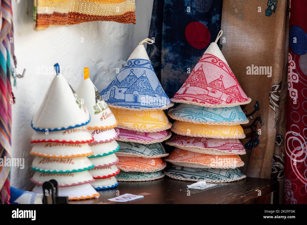 Traditionelle apulische Souvenirs werden vor einem Geschäft in Alberobello ausgestellt. Apulien, Italien Stockfoto