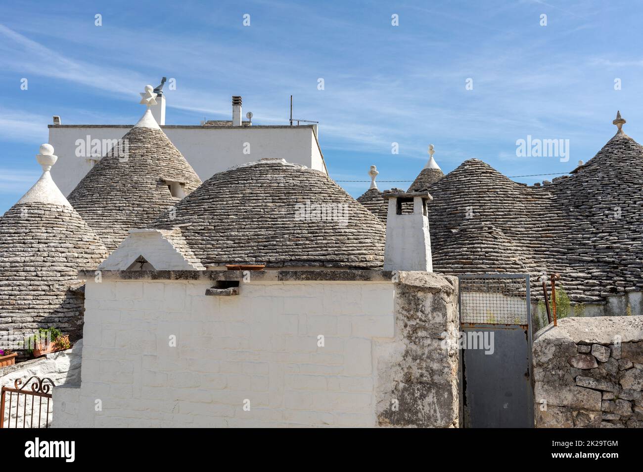 Traditionelle weiße Häuser im Dorf Trulli. Alberobello, Italien. Stockfoto