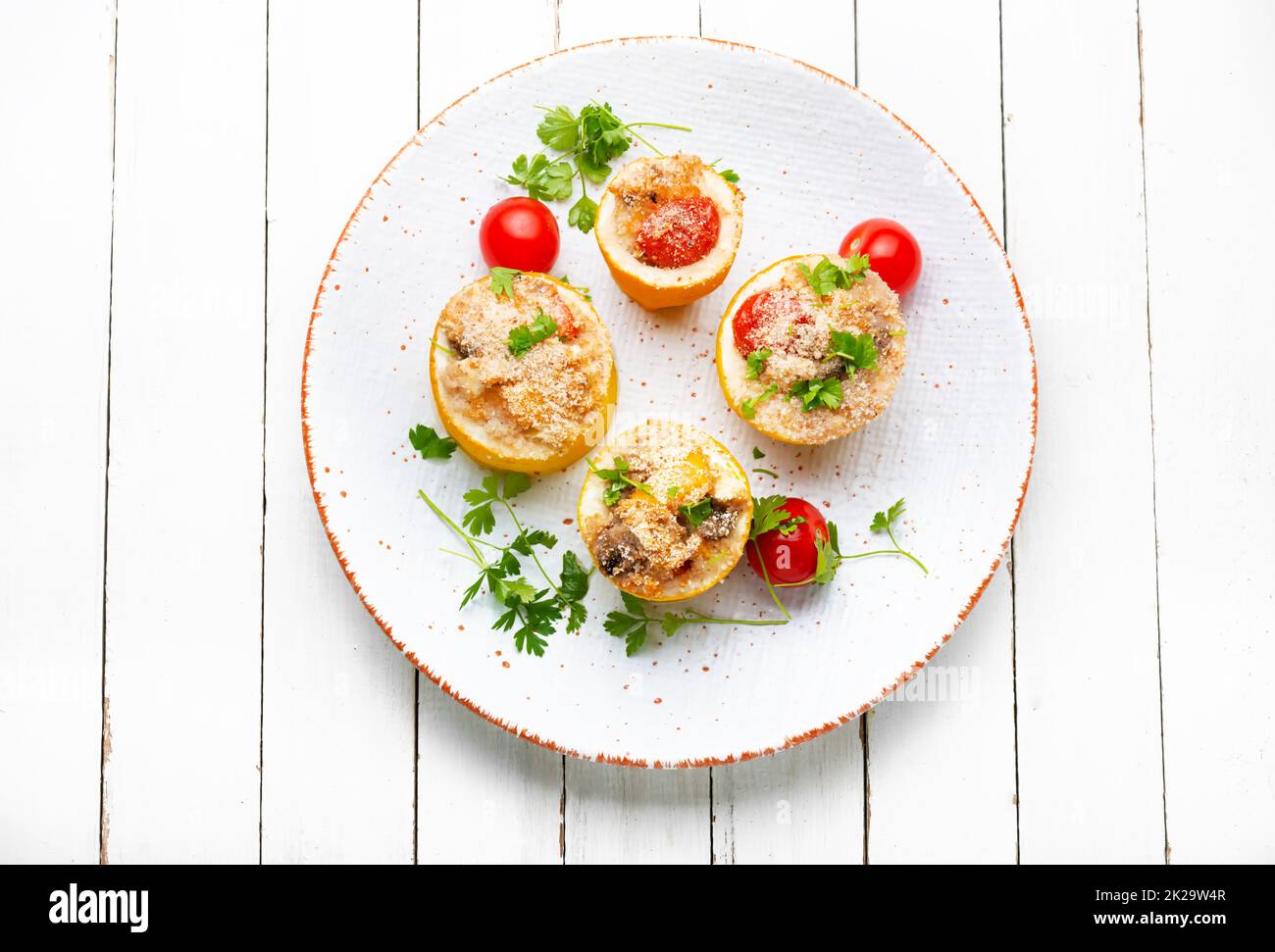 Gebackener Kürbis und Zucchini mit Quinoa Stockfoto