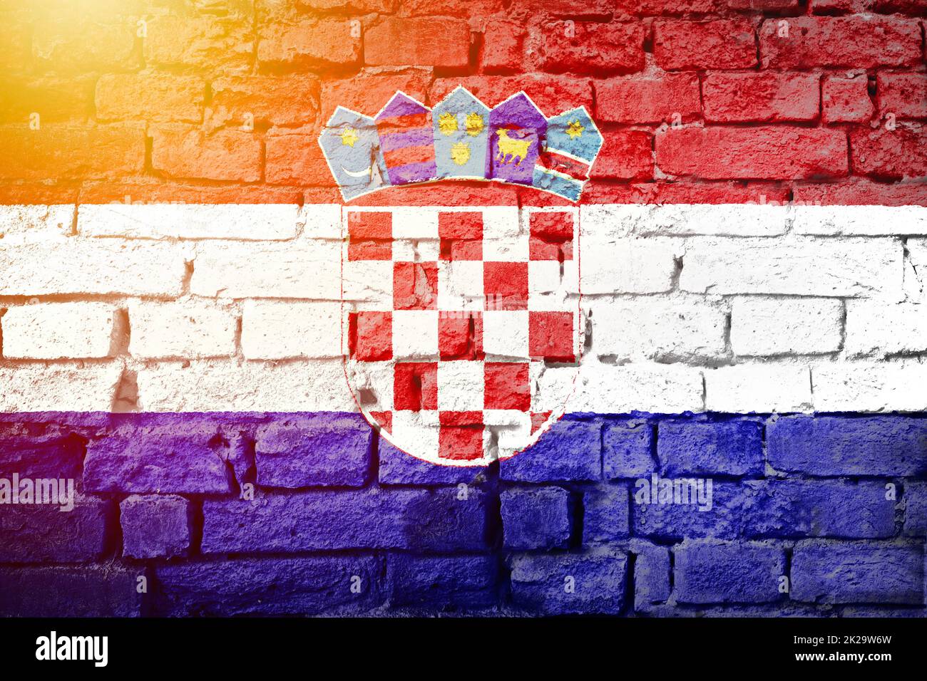 Kroatische Grunge-Flagge auf Ziegelmauern, Sonnenblick Stockfoto