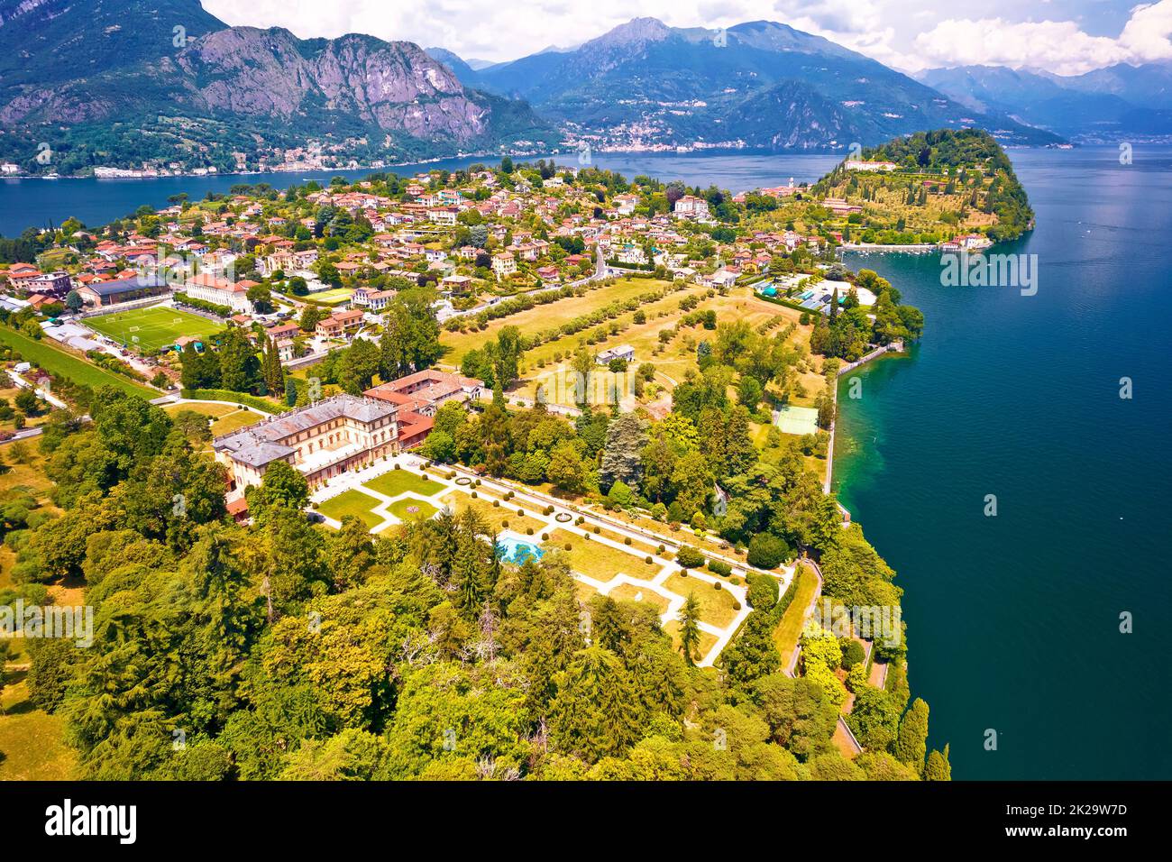 Stadt Belaggio und Villen am Wasser am Comer See aus der Vogelperspektive Stockfoto