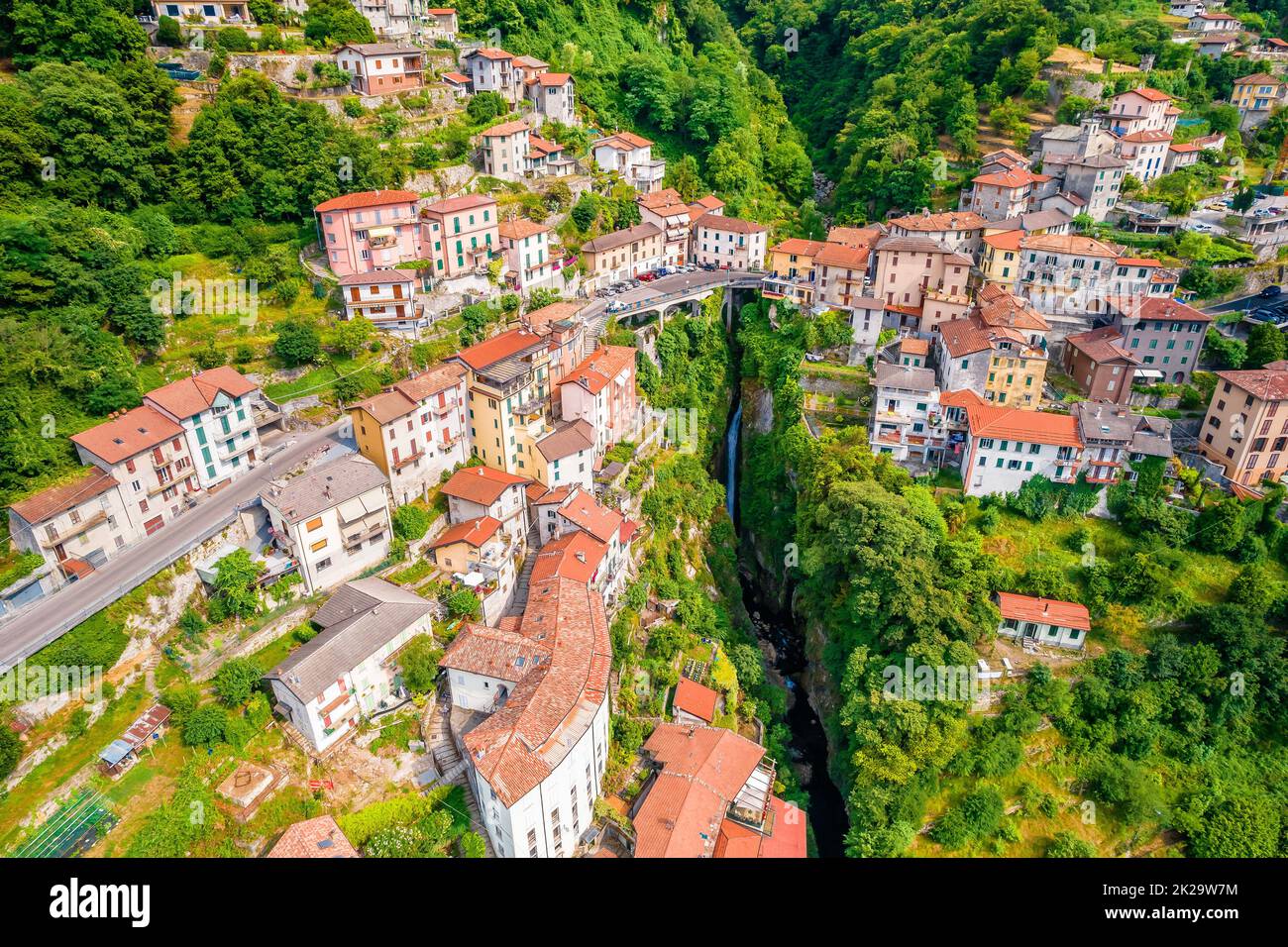 Stadt Nesso auf steilen Klippen und der Flussschlucht am Como-See aus der Vogelperspektive Stockfoto