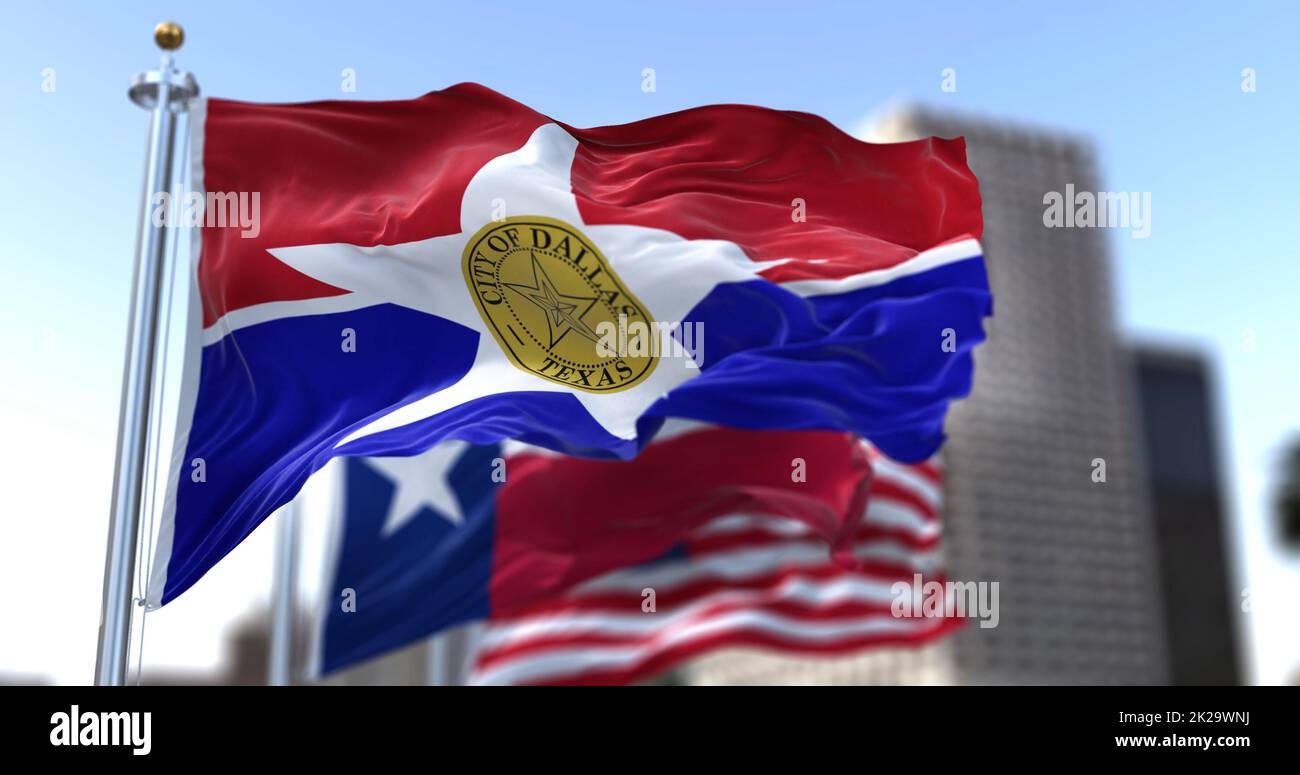 Die Stadtflagge von Dallas winkt im Wind mit den Nationalflaggen des Staates Texas und der Vereinigten Staaten Stockfoto
