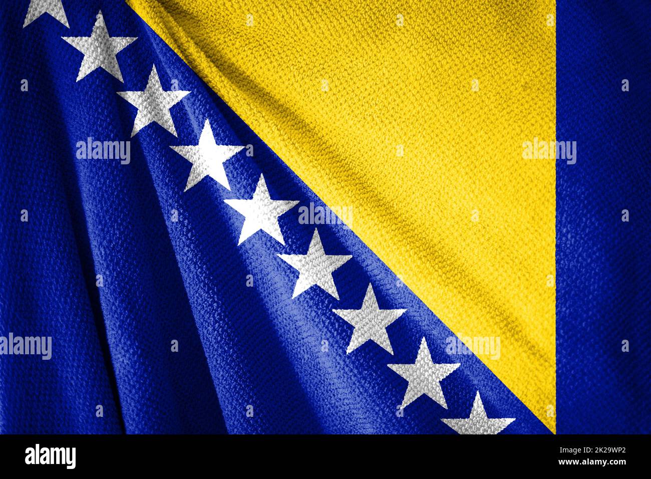 Abbildung der bosnisch-herzogischen Flagge auf der Handtuchoberfläche mit Stockfoto