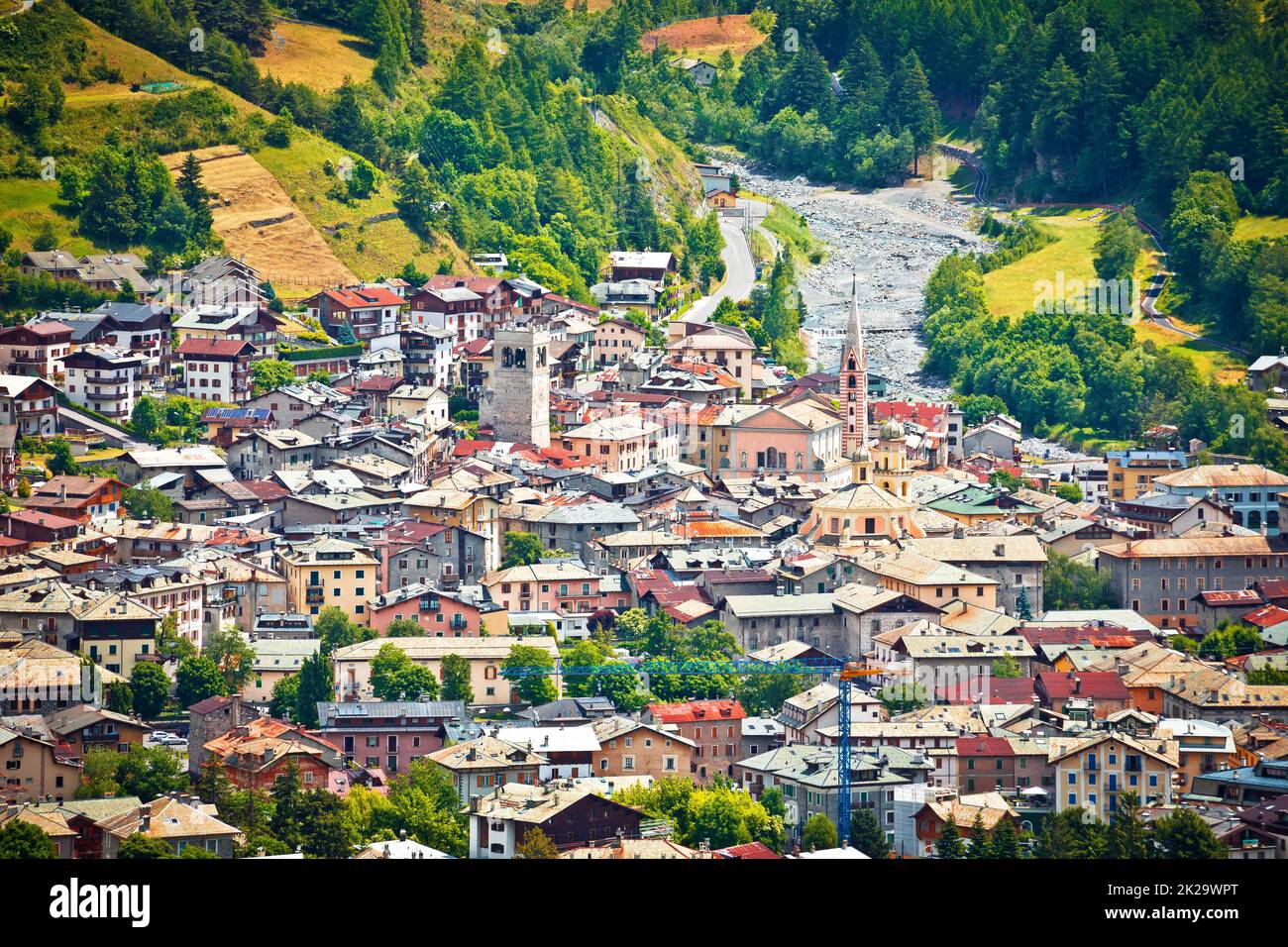 Stadt Bormio mit Blick auf die Dolomiten-Alpen, Provinz Sondrio Stockfoto