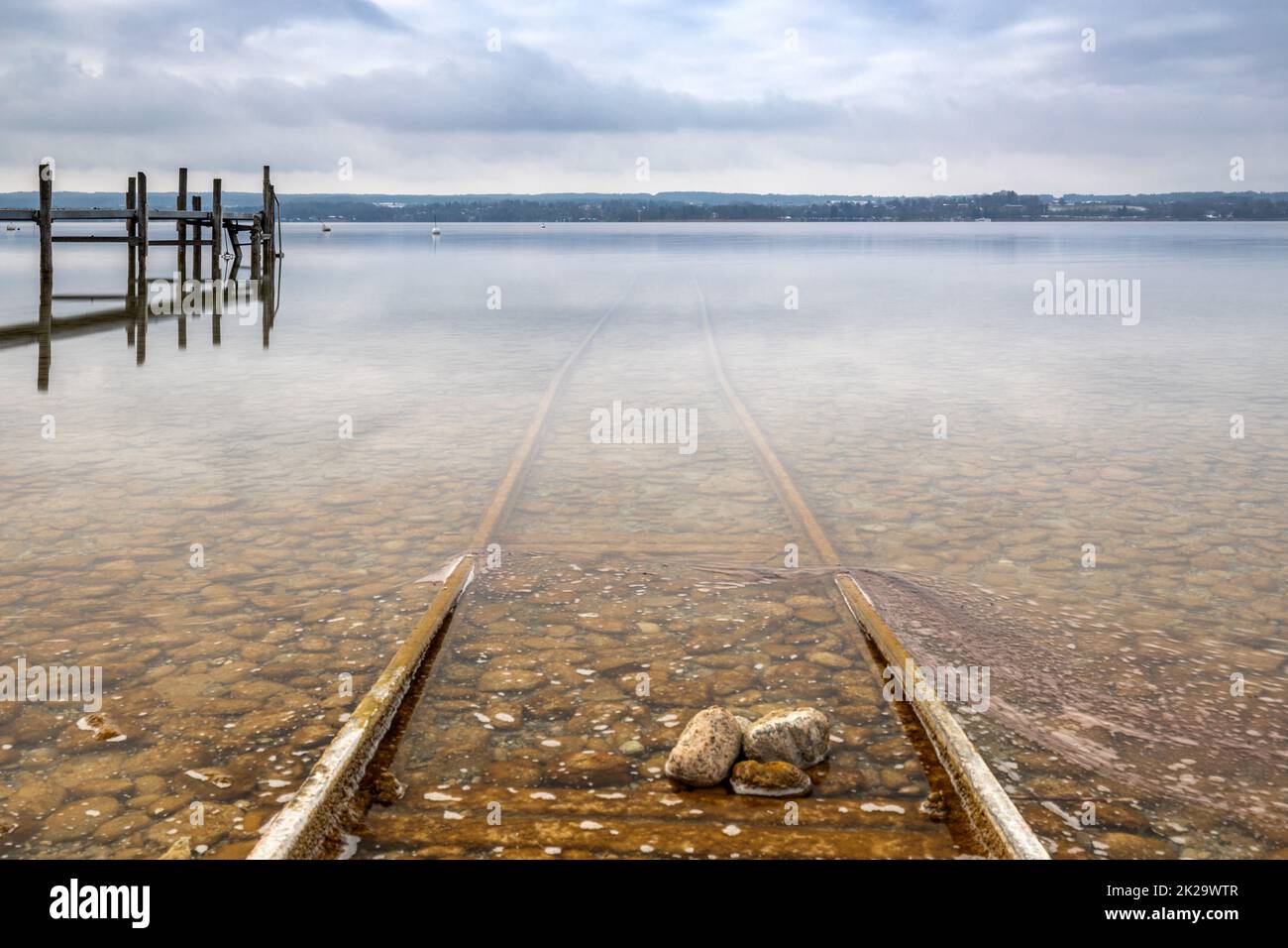 Wolkiger Nachmittag am Ammersee, Bayern, Deutschland im Winter Stockfoto