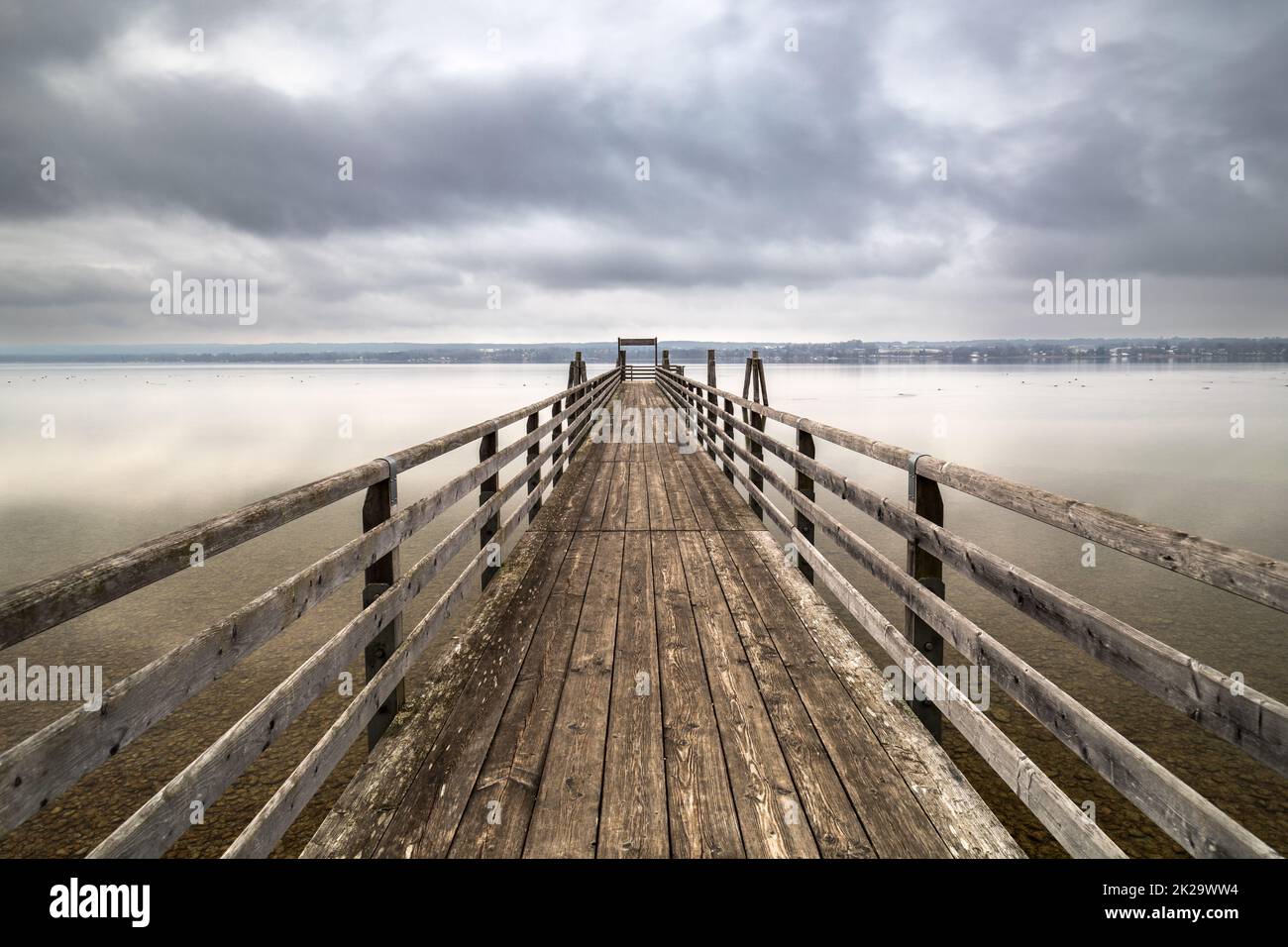 Wolkiger Nachmittag am Ammersee, Bayern, Deutschland im Winter Stockfoto