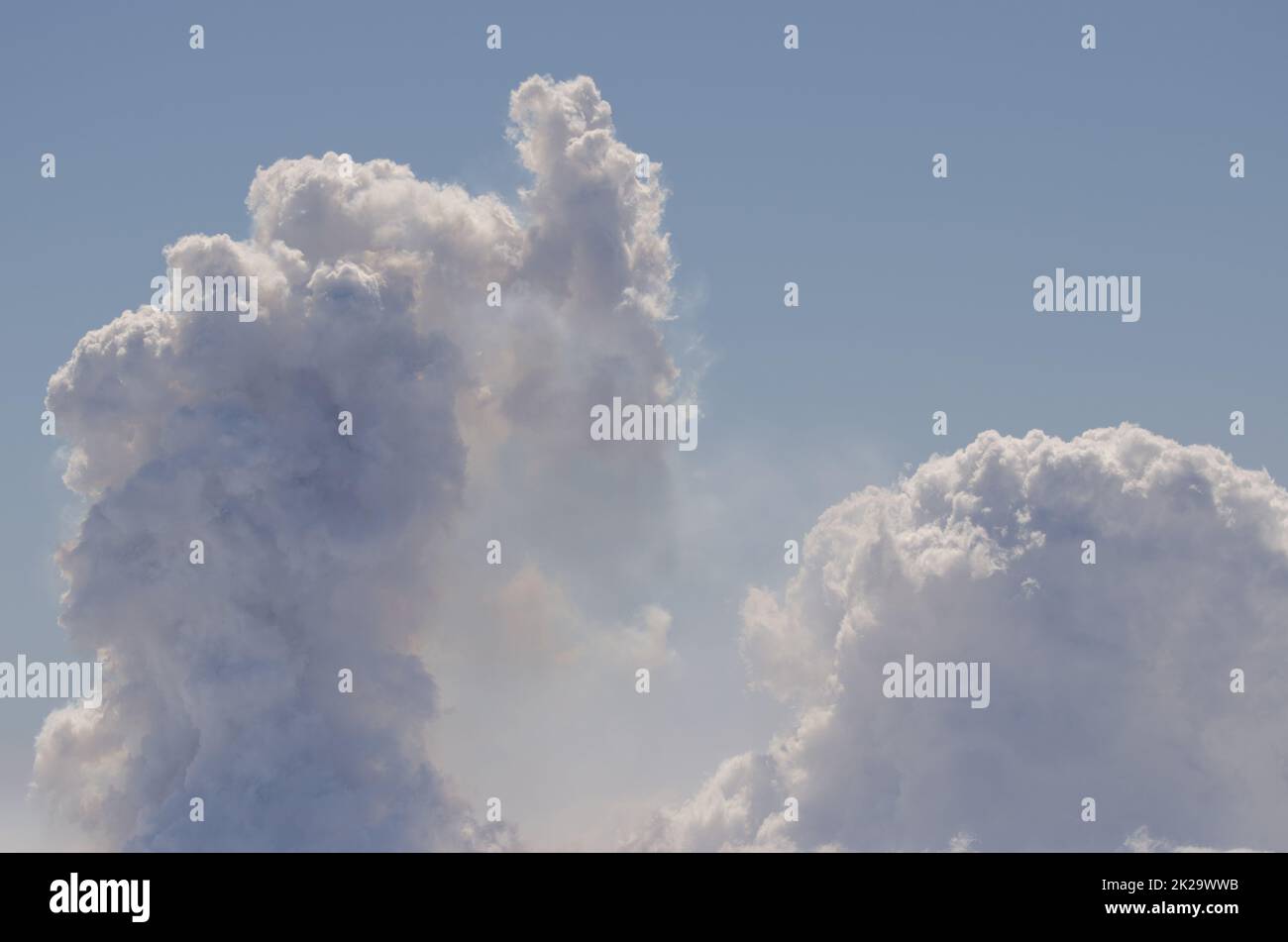 Rauchsäulen vom Vulkanausbruch in Cumbre Vieja. Stockfoto