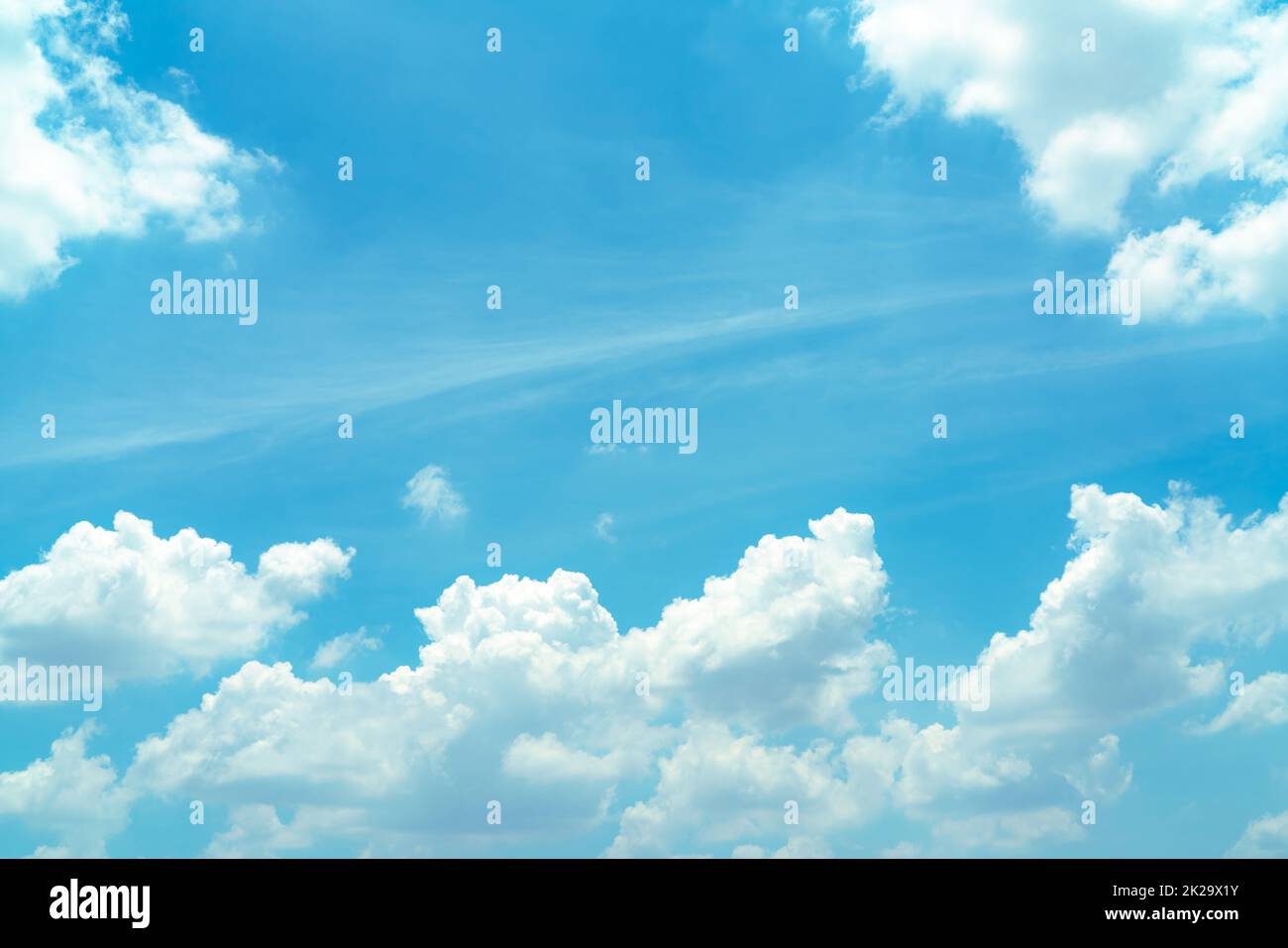 Schöner blauer Himmel und weiße Kumuluswolken abstrakter Hintergrund. Wolkenuntergrund. Blauer Himmel und flauschige weiße Wolken an sonnigen Tagen. Naturwetter. Wunderschöner blauer Himmel für einen glücklichen Tag im Hintergrund. Stockfoto