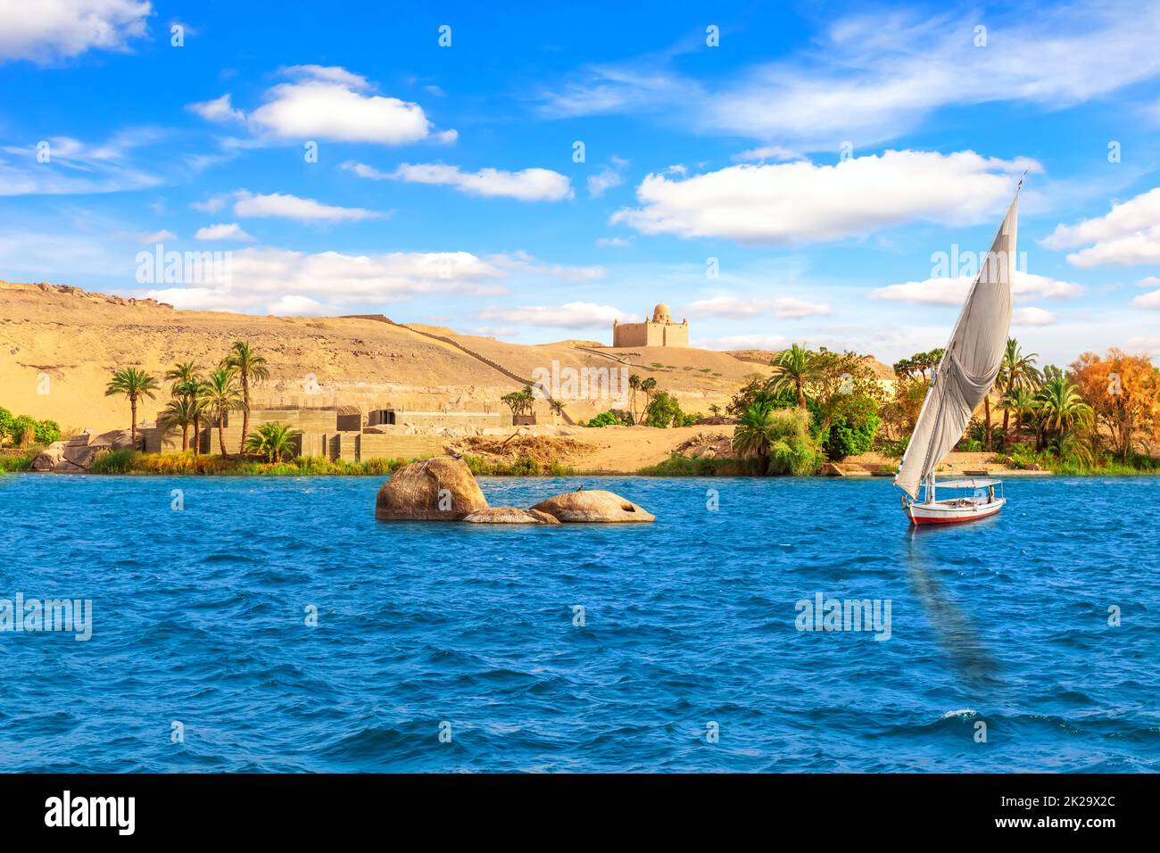 Segelboot im Nil und die Aussicht auf Assuan, Ägypten Stockfoto