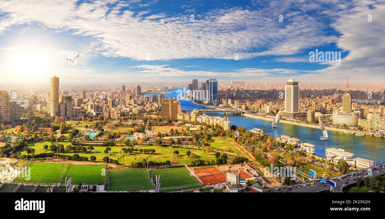 Kairo Skyline Downtown Panorama, Blick auf den Nil und Brücken, Ägypten Stockfoto