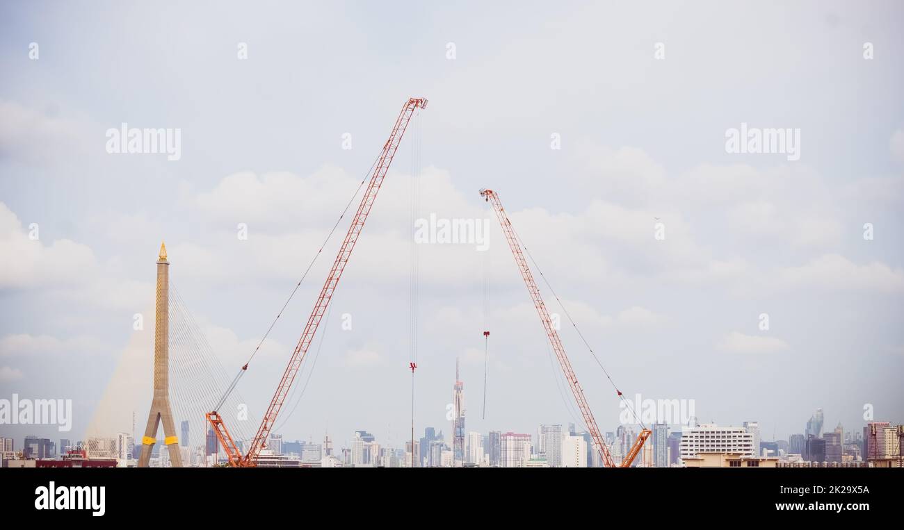Panorama-Landschaft der Bau-Skyline mit blauem Himmel Hintergrund und Kran auf der Baustelle. Cityscape Urban Facility Stockfoto