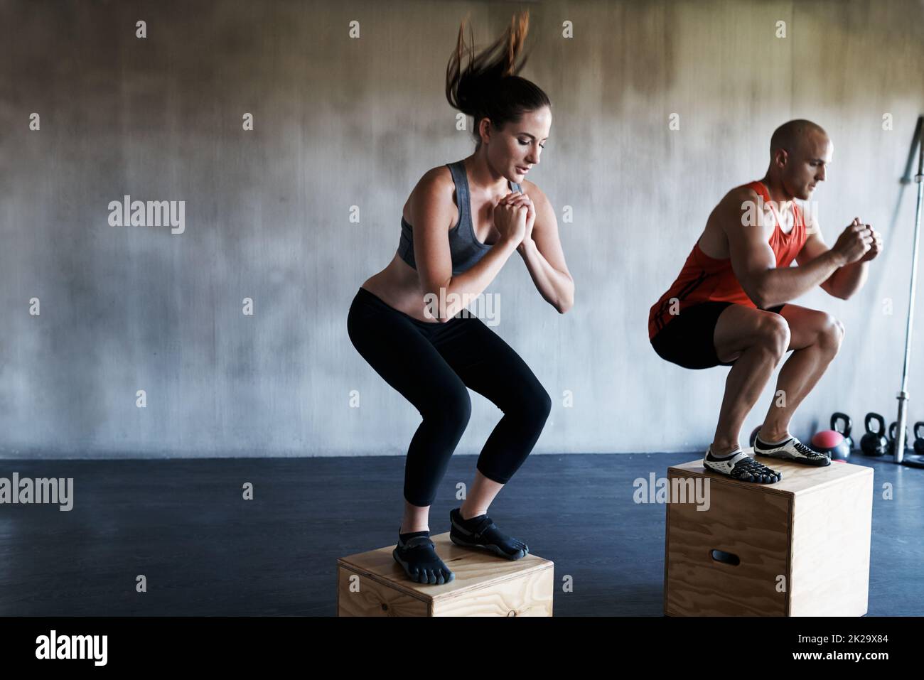 Erreiche den Bestien-Modus. Aufnahme eines Mannes und einer Frau, die gemeinsam im Fitnessstudio trainieren. Stockfoto