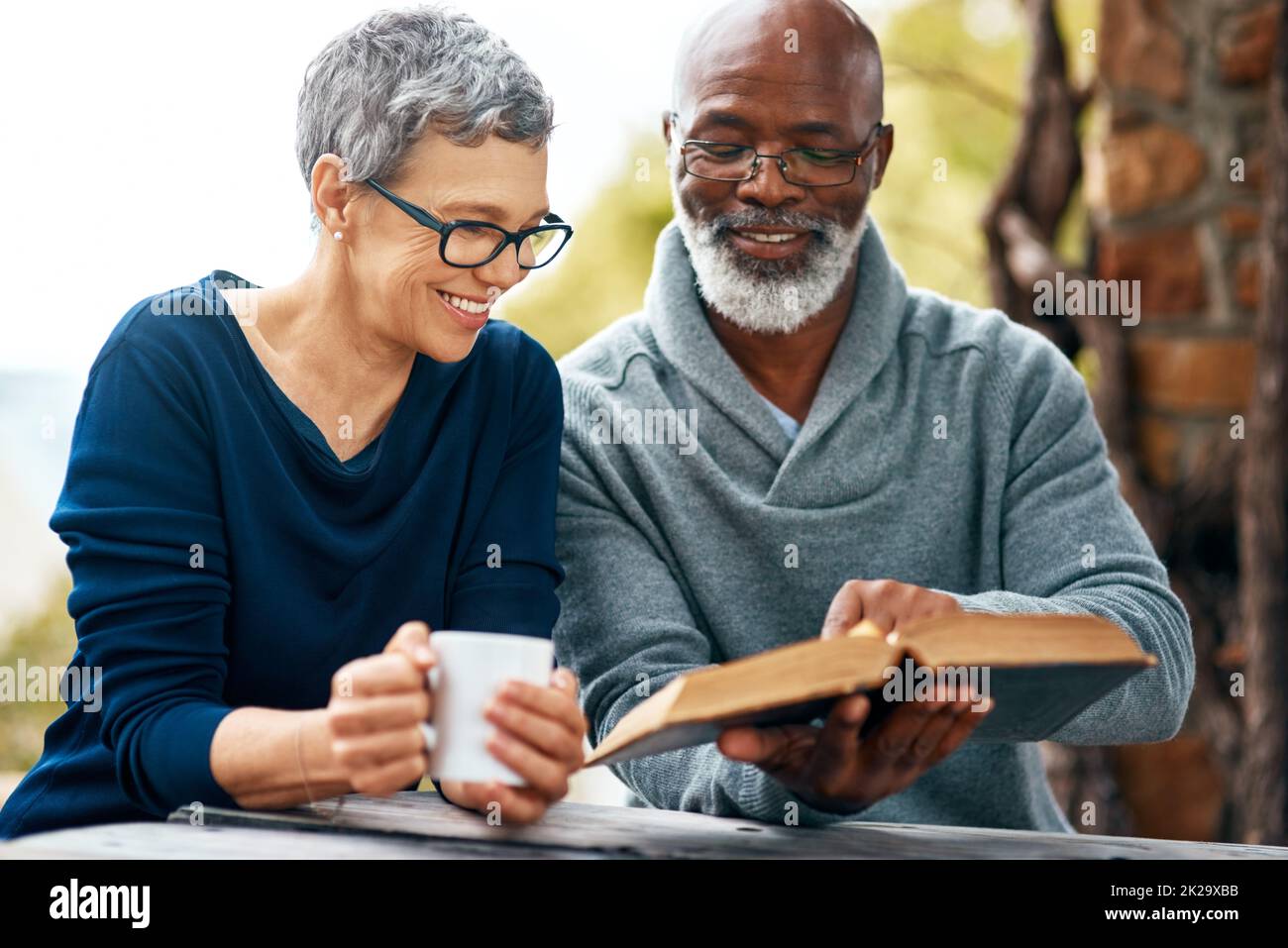 Schieß los. und lesen Sie diesen Teil. Aufnahme eines glücklichen älteren Paares, das eine schöne Zeit im Park genießt. Stockfoto