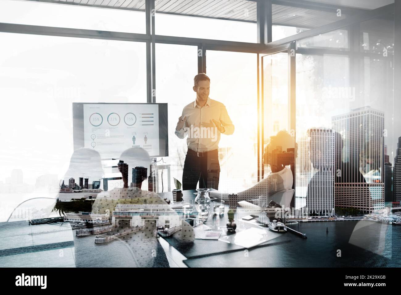 Seine Ideen haben sie fasziniert. Digital verbesserte Aufnahme eines Geschäftsmanns, der eine Präsentation im Sitzungssaal vorführt. Stockfoto