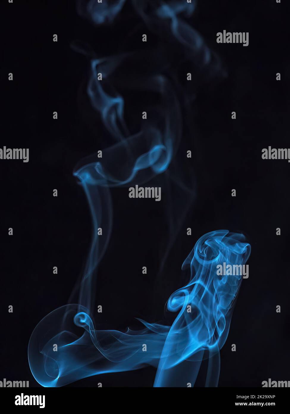 Nahaufnahme von farbenfrohem Rauch auf schwarzem Hintergrund. Abstrakte Rauchkurven und Wellen auf schwarzem Hintergrund. Stockfoto