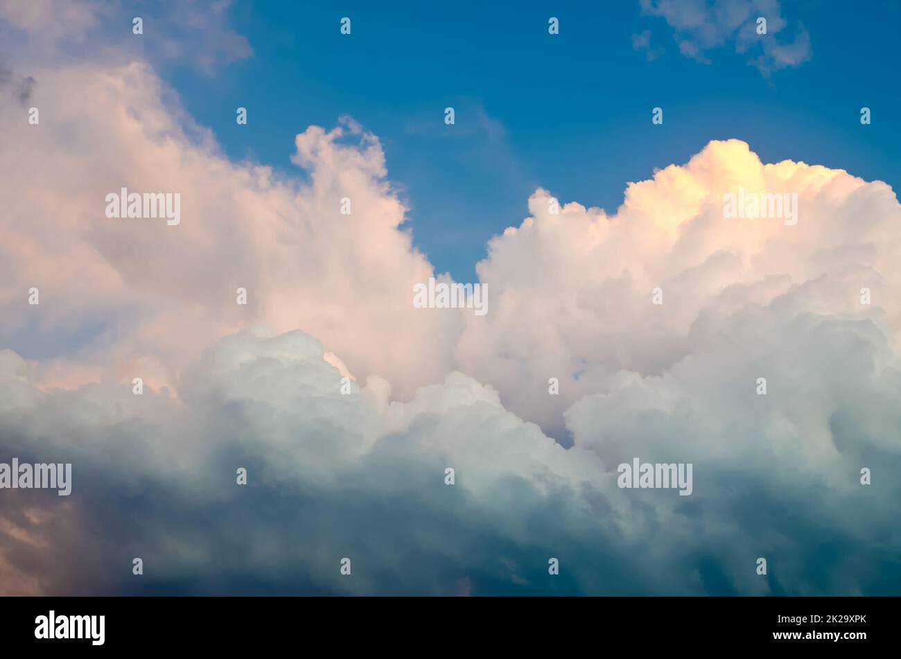 Wolkiger, blauer Himmel mit Wolken bei Tageslicht Stockfoto