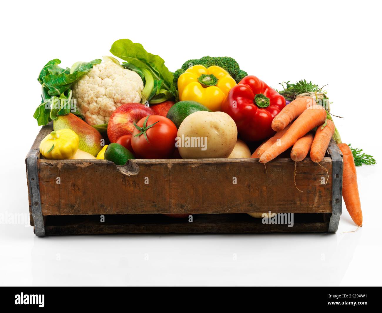 Alles, was man sich in Zutaten wünschen kann. Eine Holzkiste voller Gemüse und Obst. Stockfoto