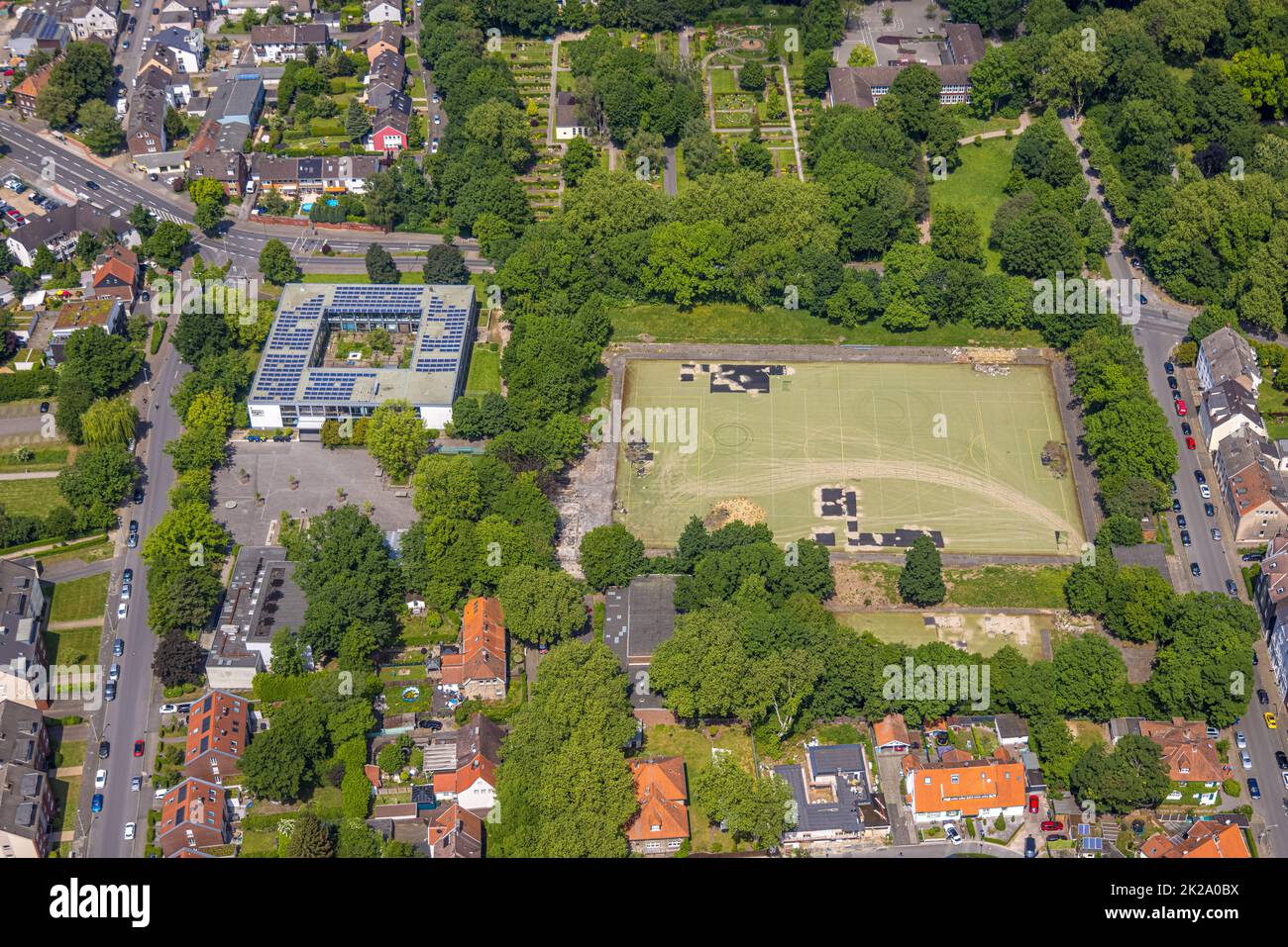 Luftaufnahme, Sportplatz und Hans Tilkowski Schule, Eickel, Herne, Ruhrgebiet, Nordrhein-Westfalen, Deutschland Stockfoto