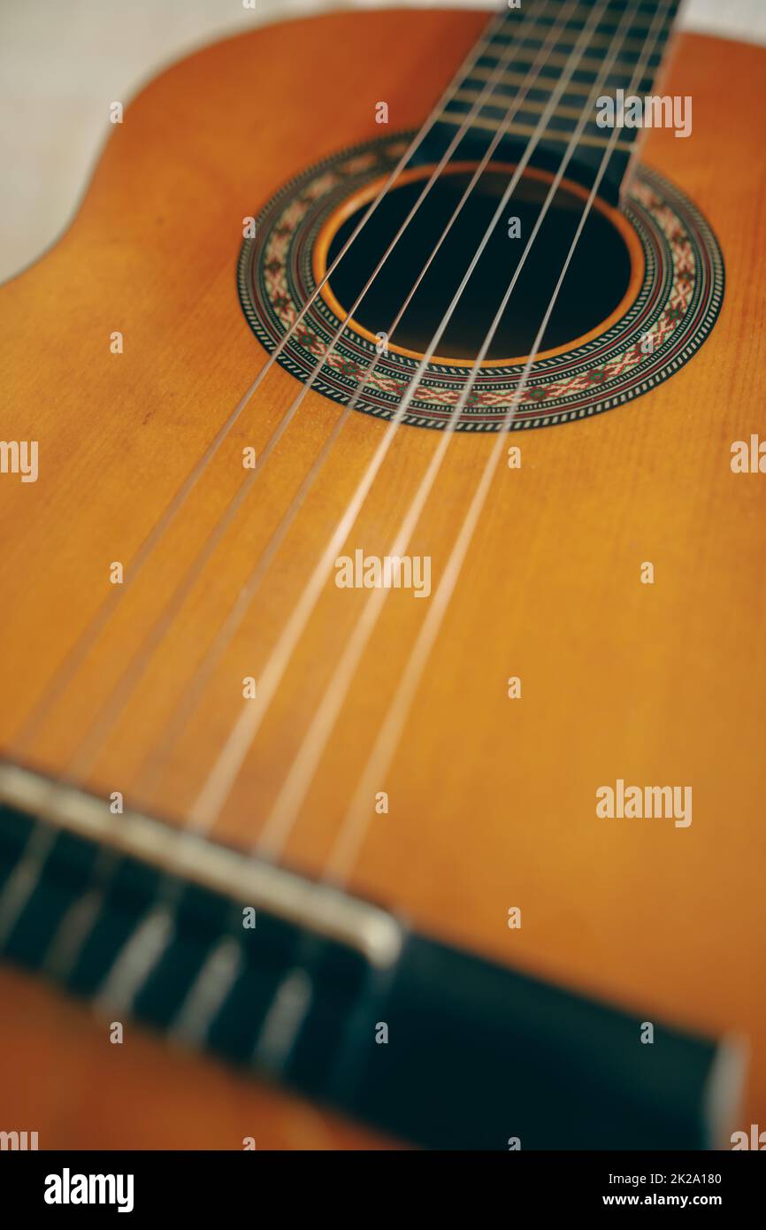 Klassische Holzgitarre mit Kunststoffschnüren Stockfoto