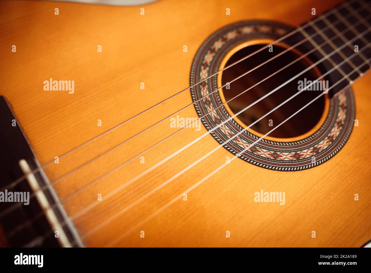 Klassische Holzgitarre mit Kunststoffschnüren Stockfoto