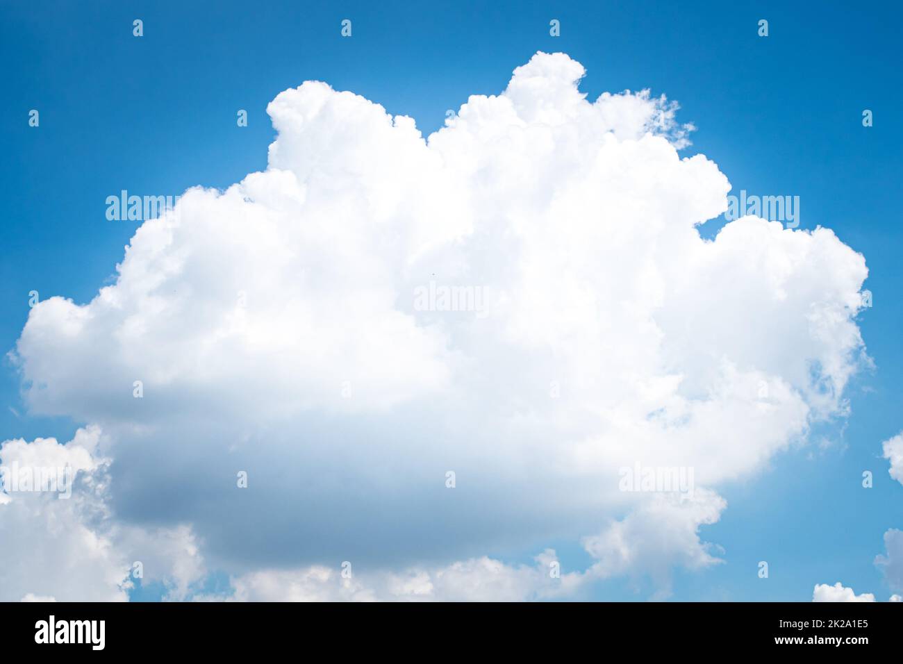 Große SingleCumulonimbus-Wolken. cumulus-Wolke. Geschwollene oder baumwollartige oder flauschige Wolke blauer Himmel weiße flauschige Wolken über blauer Himmelslandschaft. Stockfoto