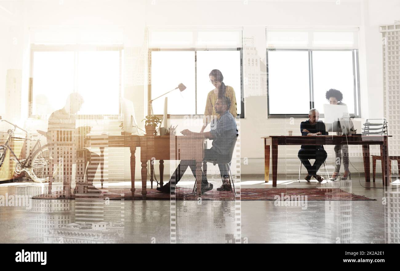 Designer tun, was sie am besten können. Mehrere Aufnahmen von Kollegen, die in einem modernen Büro arbeiten, überlagern einen Stadthintergrund. Stockfoto