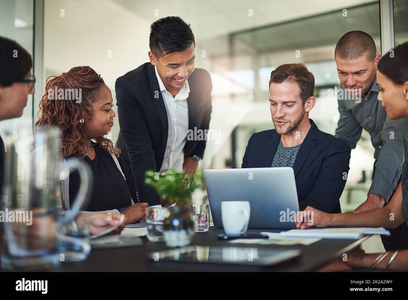 Beeindruckend. Aufnahme einer Gruppe von Geschäftsleuten, die sich im Sitzungssaal treffen. Stockfoto