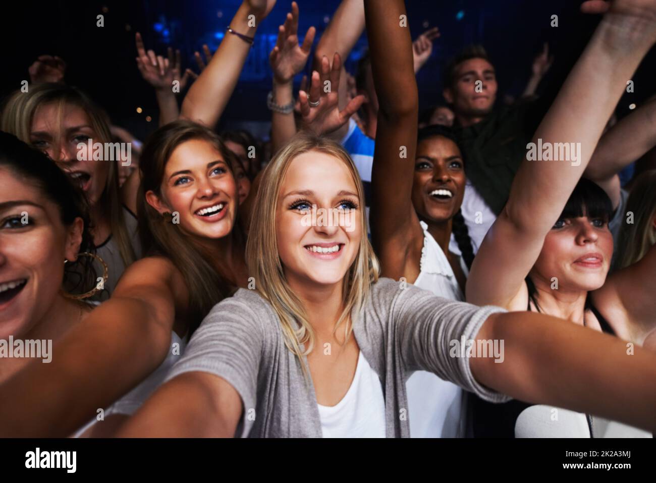 Attraktive weibliche Fans, die ein Konzert genießen – Dieses Konzert wurde ausschließlich für diesen Fototermin mit 300 Modellen und 3 Live-Bands geschaffen. Alle Leute in diesem Fotoshooting sind Model-veröffentlicht Stockfoto