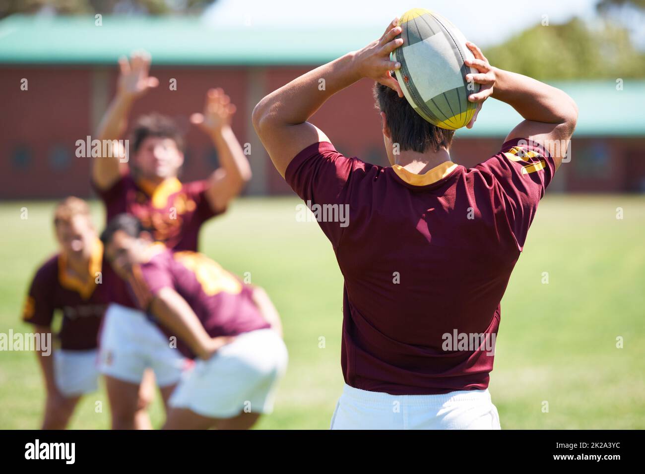 Pass den Ball. Rückansicht eines jungen Rugby-Spielers, der ein Lineout nimmt. Stockfoto