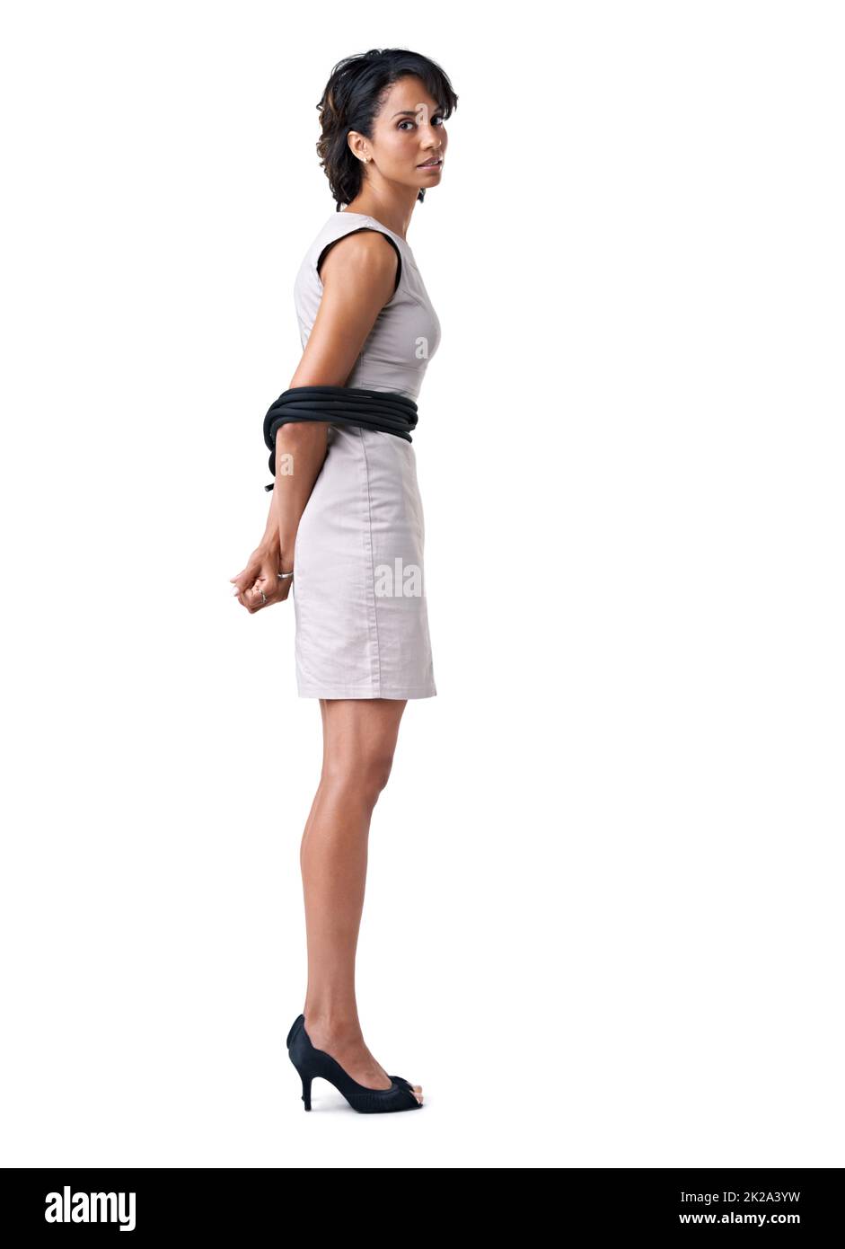 Kampf gegen Unternehmensbeschränkungen. Studioportrait einer Geschäftsfrau, mit Seilen auf weißem Hintergrund gefesselt. Stockfoto