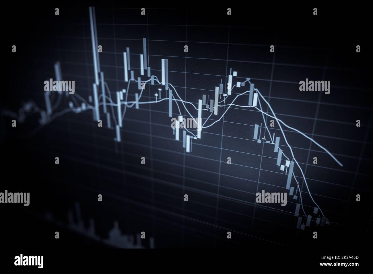 Digitaler Bildschirm mit Finanzhandelsdiagramm und Preistrend bei Kryptowährungen. Stockfoto
