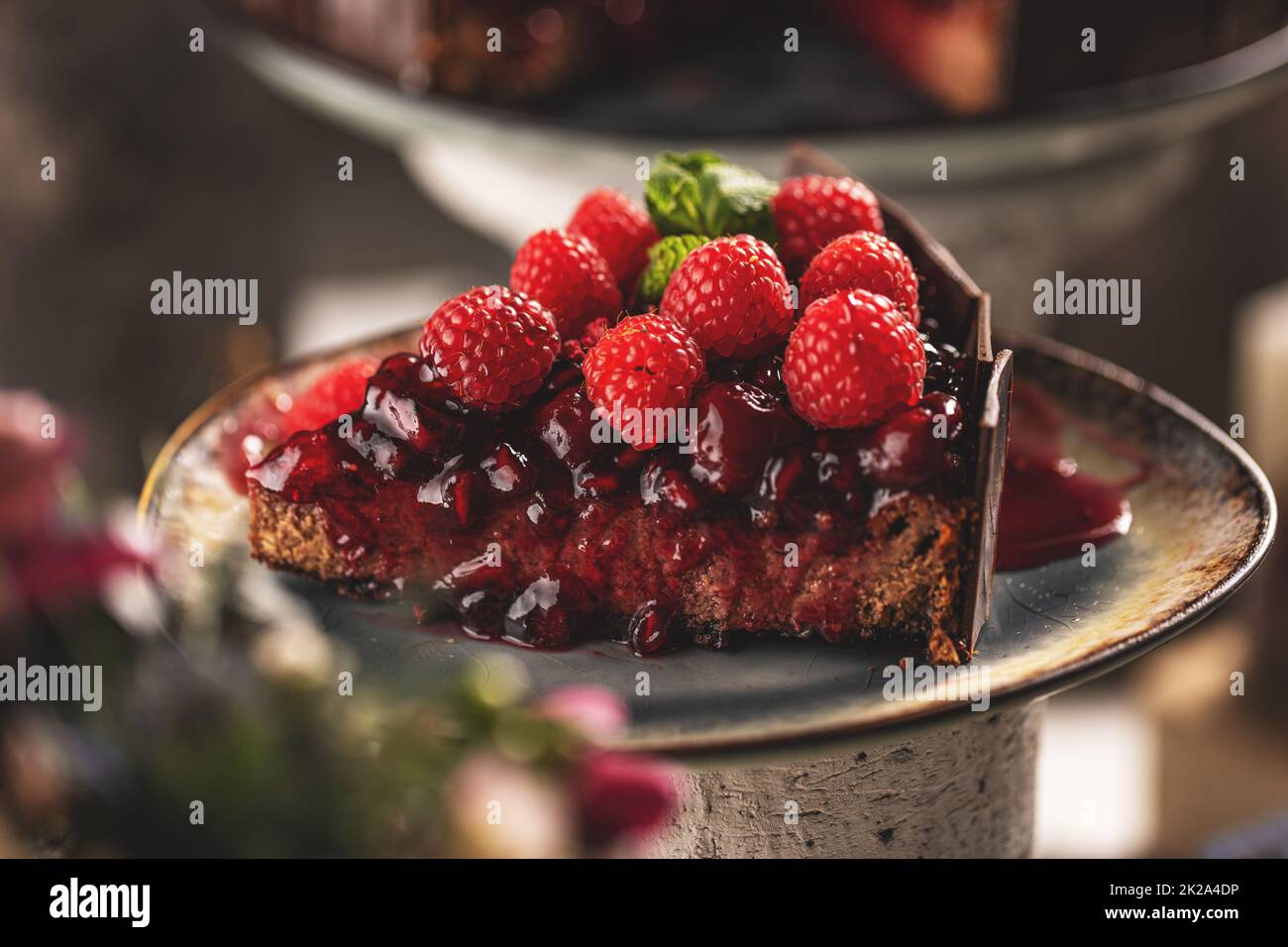 Ein Stück Schokoladenkuchen mit Kirschsoße Stockfoto