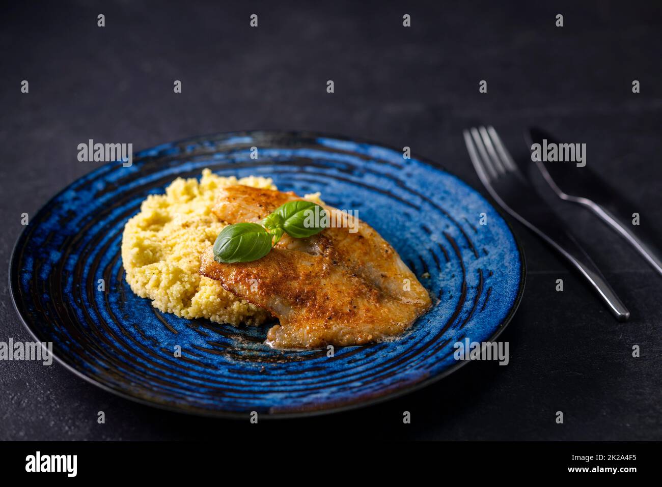Würziges Filet aus weißem Kabeljau mit Couscous Stockfoto