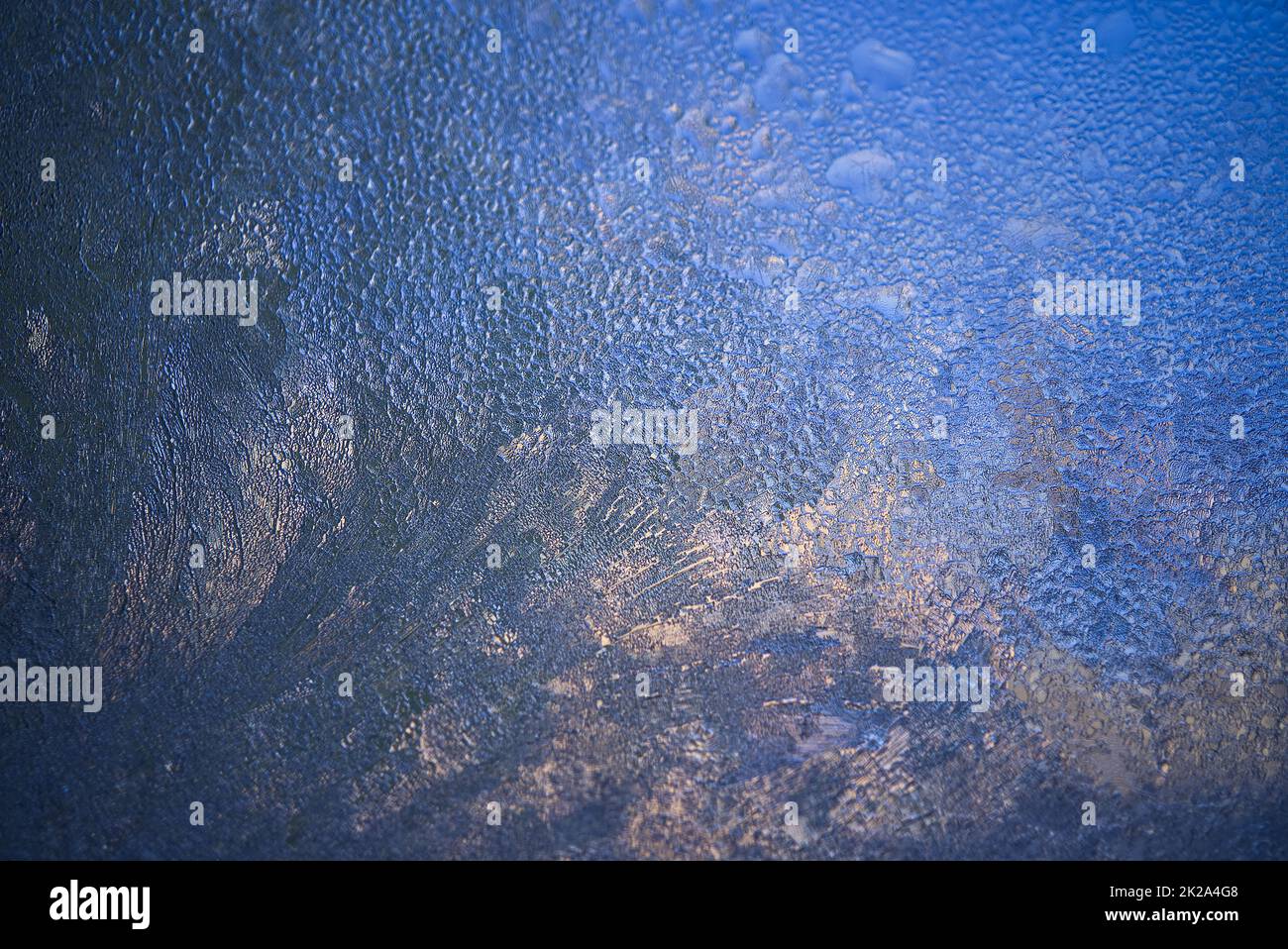 Schillerndes Licht, wenn die Sonne auf eine Schicht Eis oder Frost trifft Stockfoto