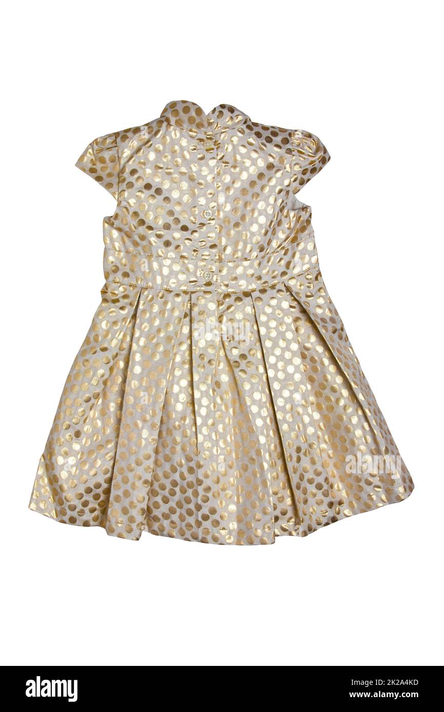 Partykleid isoliert. Nahaufnahme eines schönen festlichen goldenen ärmellosen Baby-Mädchen Kleid auf weißem Hintergrund isoliert. Sommerkleidung für Kinder. Stockfoto