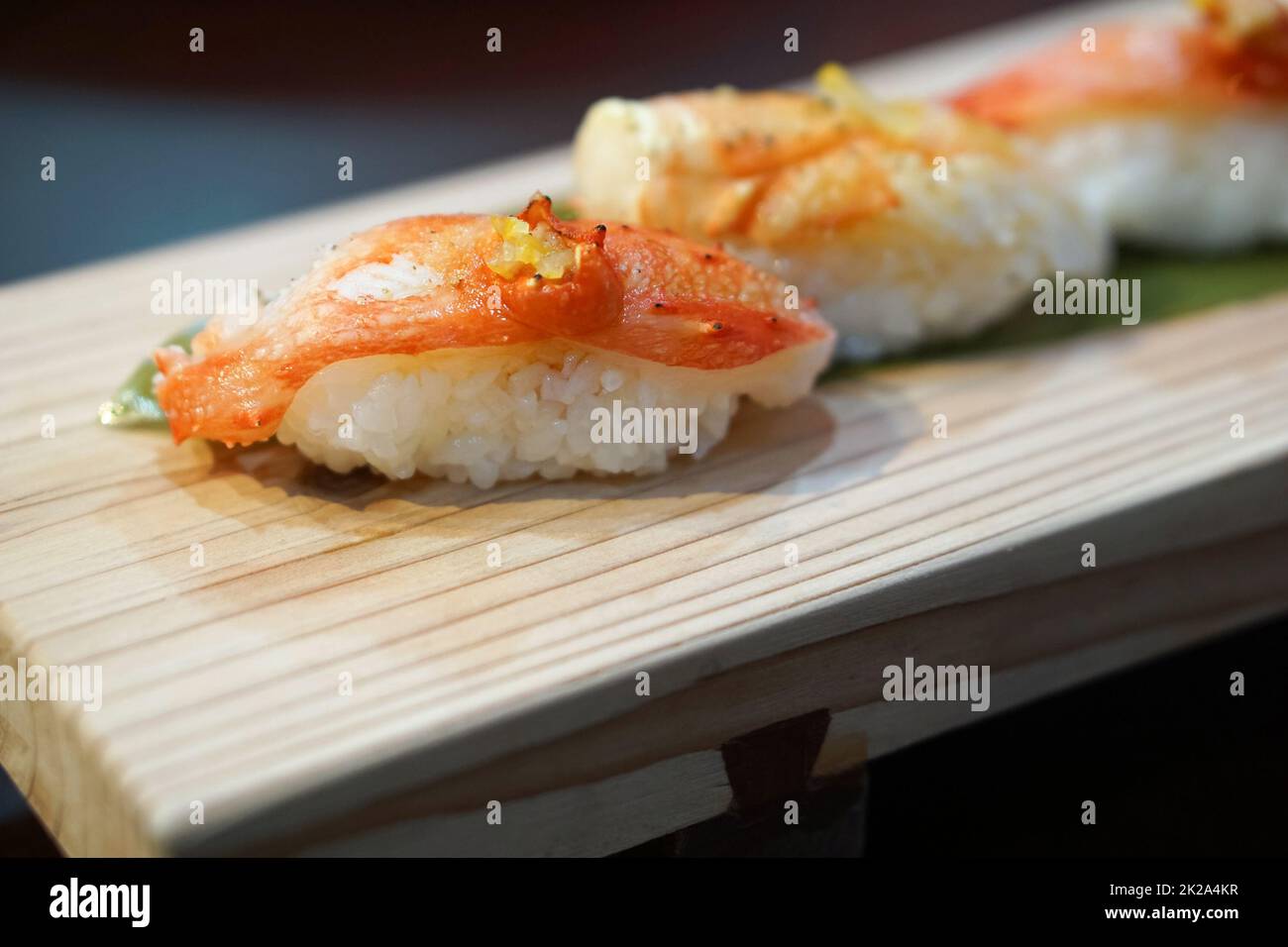 Taraba Sushi auf Holztablett serviert. Japanisches Buffet. Stockfoto